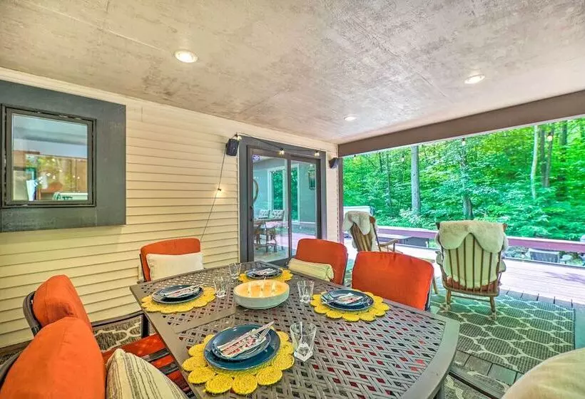 Cozy Whitehall Hideaway W/ Hot Tub + Chiminea!