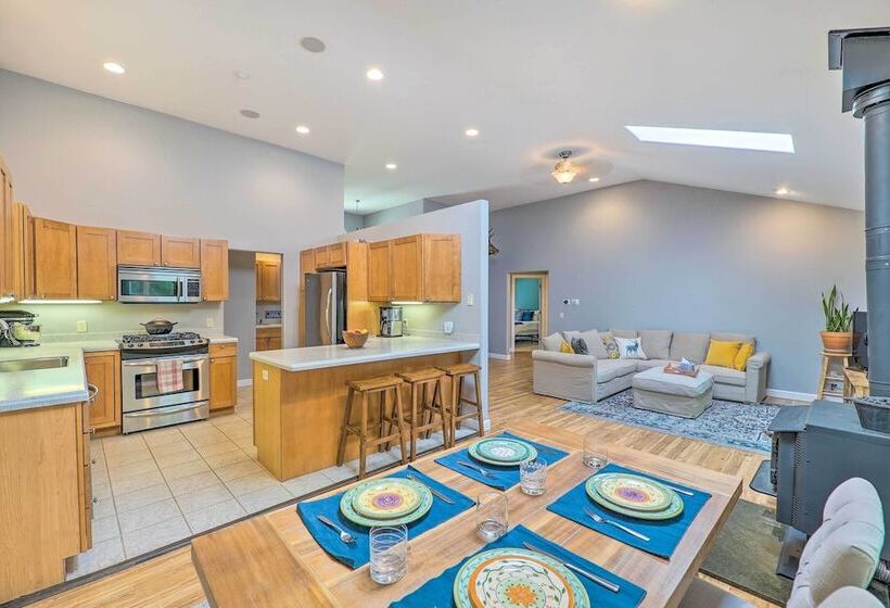 Cozy Whitehall Hideaway W/ Hot Tub + Chiminea!