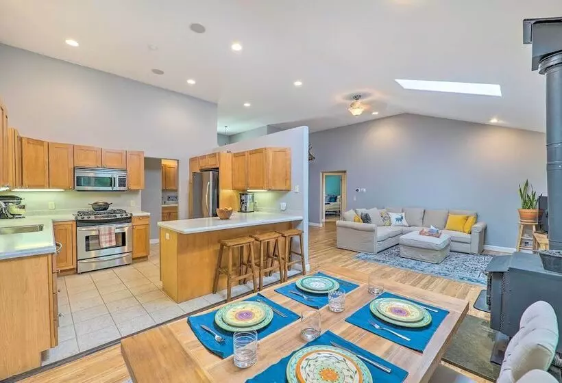 Cozy Whitehall Hideaway W/ Hot Tub + Chiminea!