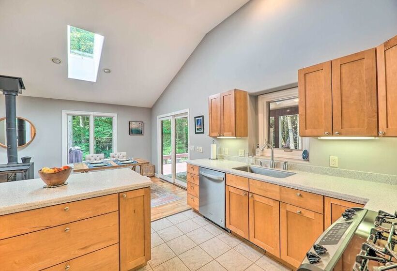 Cozy Whitehall Hideaway W/ Hot Tub + Chiminea!