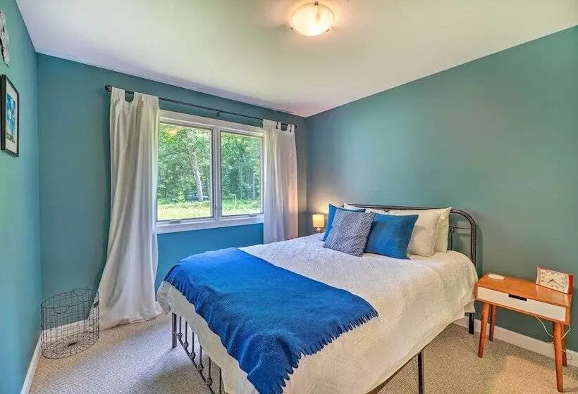 Cozy Whitehall Hideaway W/ Hot Tub + Chiminea!