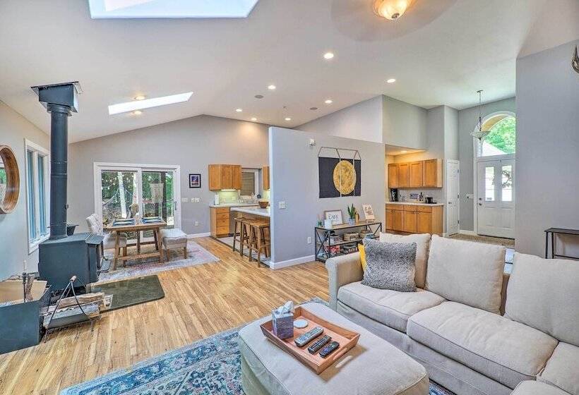 Cozy Whitehall Hideaway W/ Hot Tub + Chiminea!