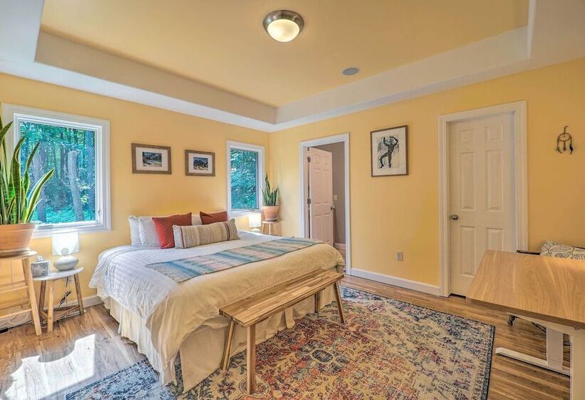 Cozy Whitehall Hideaway W/ Hot Tub + Chiminea!