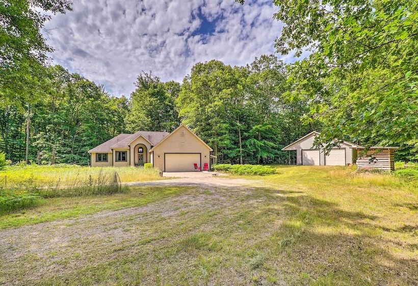 Cozy Whitehall Hideaway W/ Hot Tub + Chiminea!