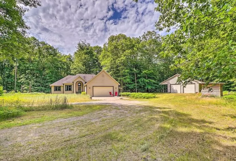 Cozy Whitehall Hideaway W/ Hot Tub + Chiminea!
