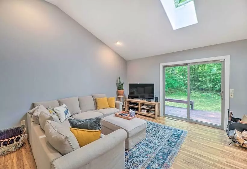 Cozy Whitehall Hideaway W/ Hot Tub + Chiminea!