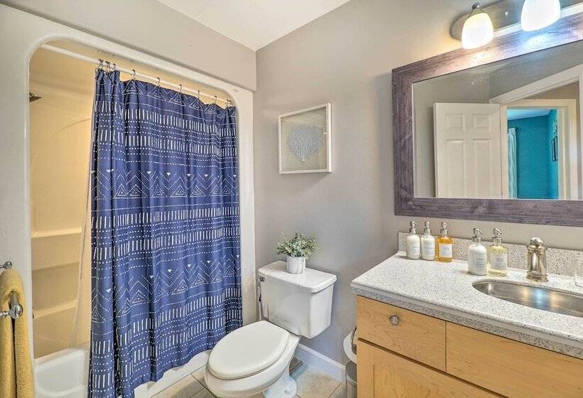 Cozy Whitehall Hideaway W/ Hot Tub + Chiminea!