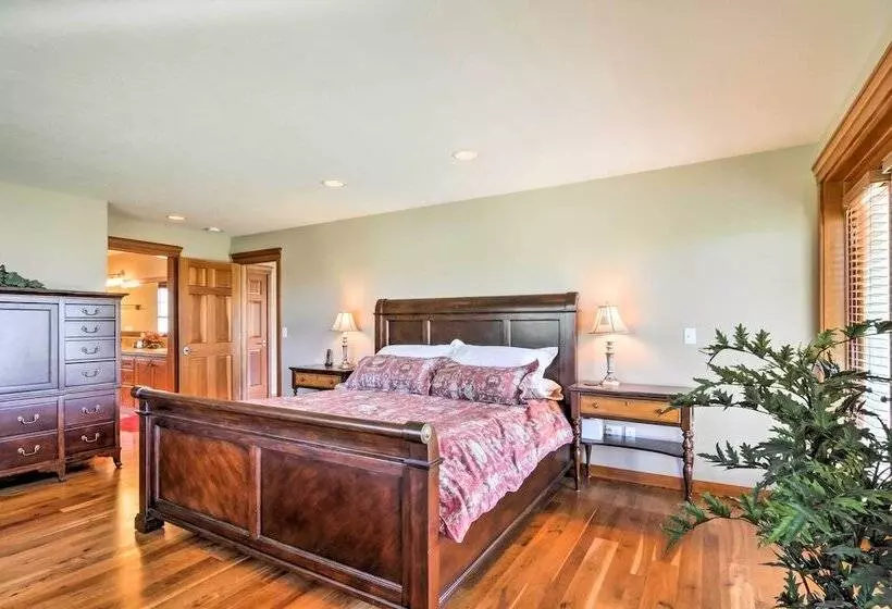 Custom Home W/ Decks In Boulder! Gateway To Parks!