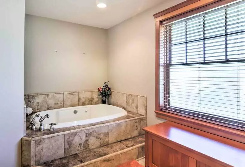 Custom Home W/ Decks In Boulder! Gateway To Parks!