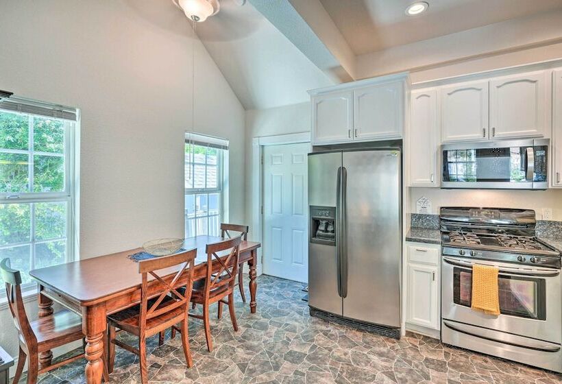 Downtown Nevada City 1900 Victorian Retreat!