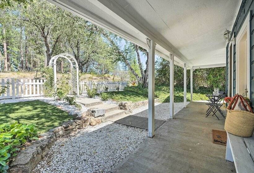 Downtown Nevada City 1900 Victorian Retreat!