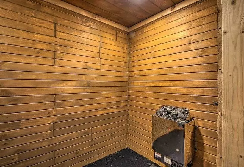 Elegant & Quiet Maine Escape W/ Sauna & Deck!