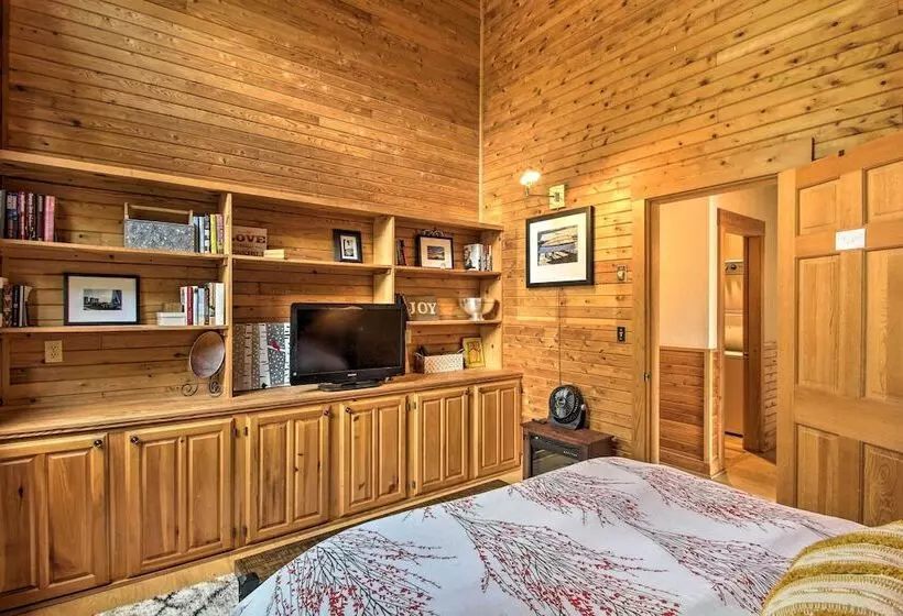Elegant & Quiet Maine Escape W/ Sauna & Deck!