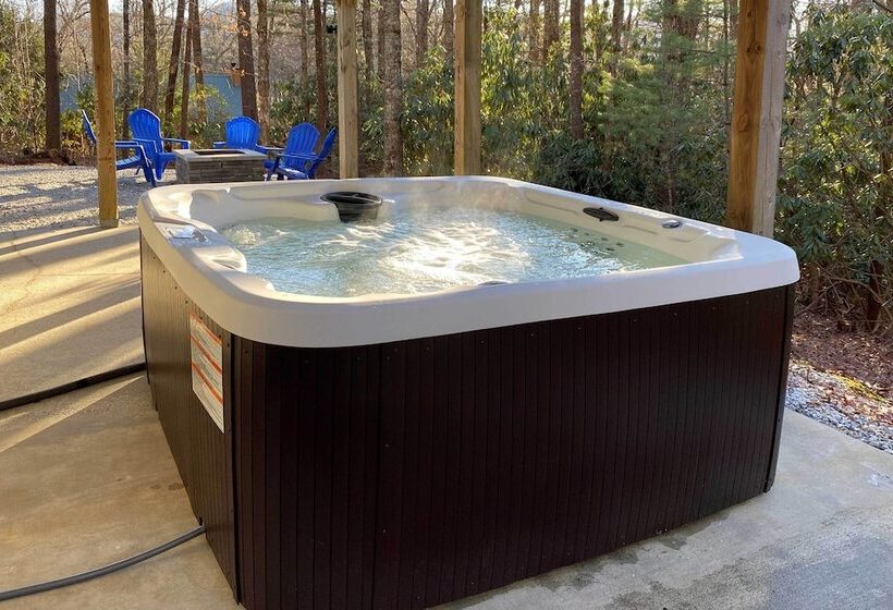 2 Mi To Sapphire Resort: Home W/ Hot Tub & Games!