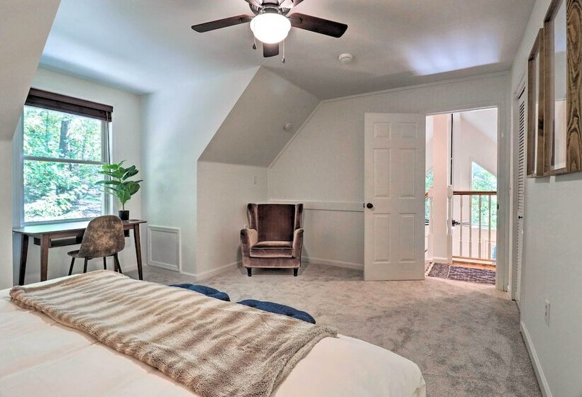 2 Mi To Sapphire Resort: Home W/ Hot Tub & Games!