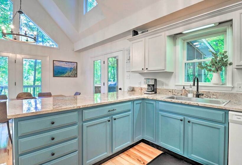 2 Mi To Sapphire Resort: Home W/ Hot Tub & Games!