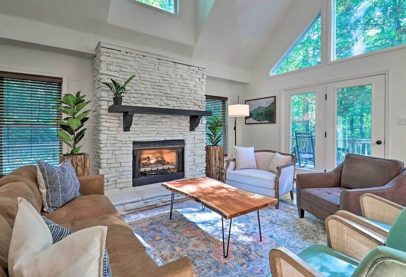 2 Mi To Sapphire Resort: Home W/ Hot Tub & Games!