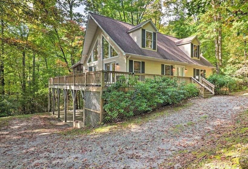 2 Mi To Sapphire Resort: Home W/ Hot Tub & Games!