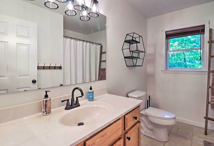 2 Mi To Sapphire Resort: Home W/ Hot Tub & Games!