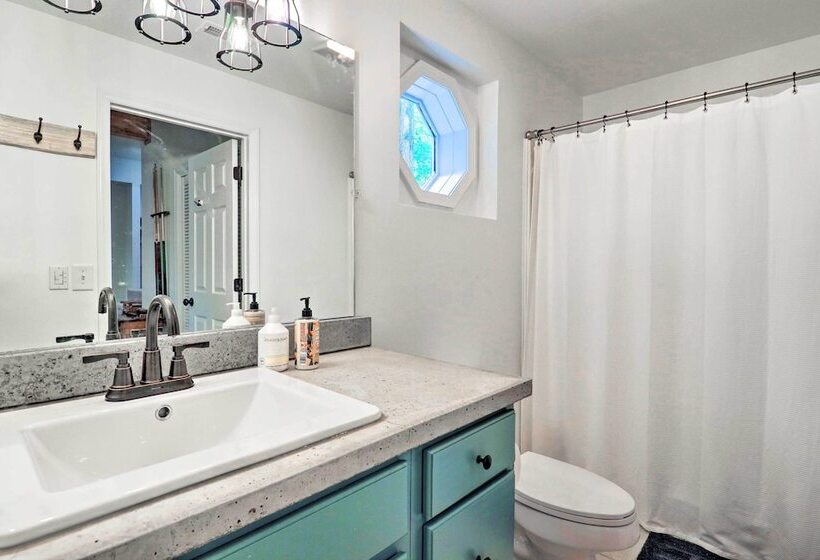 2 Mi To Sapphire Resort: Home W/ Hot Tub & Games!