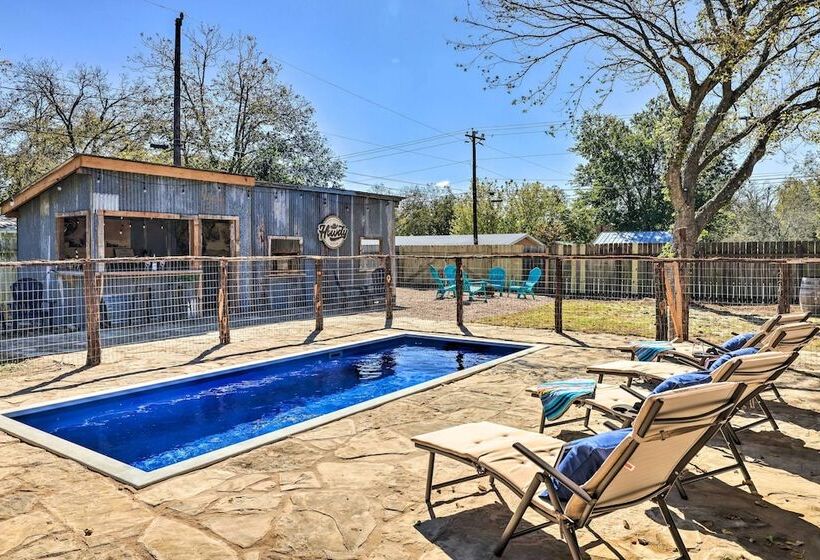 Howdy Haus: Pool + Hot Tub + Outdoor Space