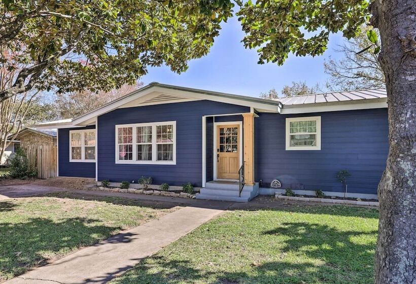 Howdy Haus: Pool + Hot Tub + Outdoor Space