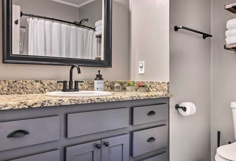 Howdy Haus: Pool + Hot Tub + Outdoor Space