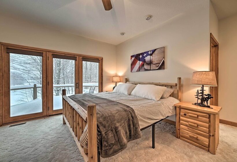 Huge Bellaire Home On Cedar River Golf Course