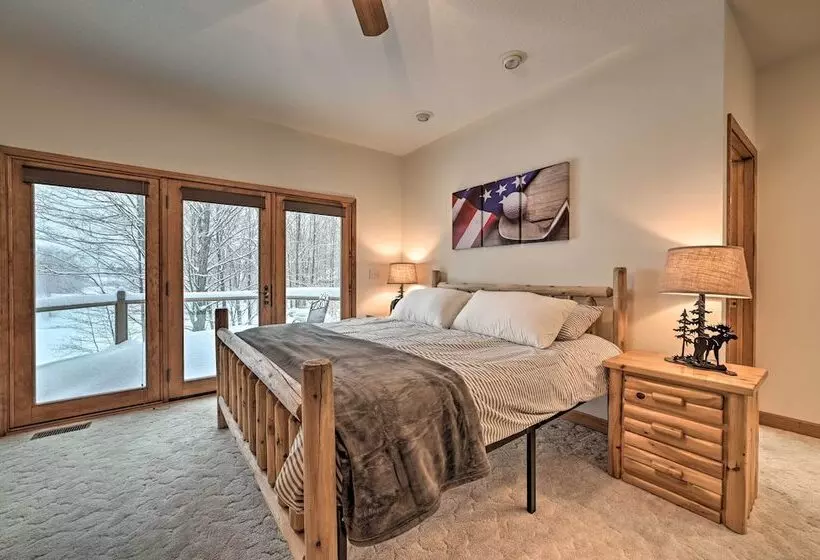 Huge Bellaire Home On Cedar River Golf Course