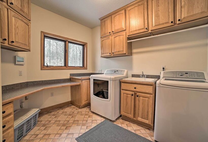 Huge Bellaire Home On Cedar River Golf Course