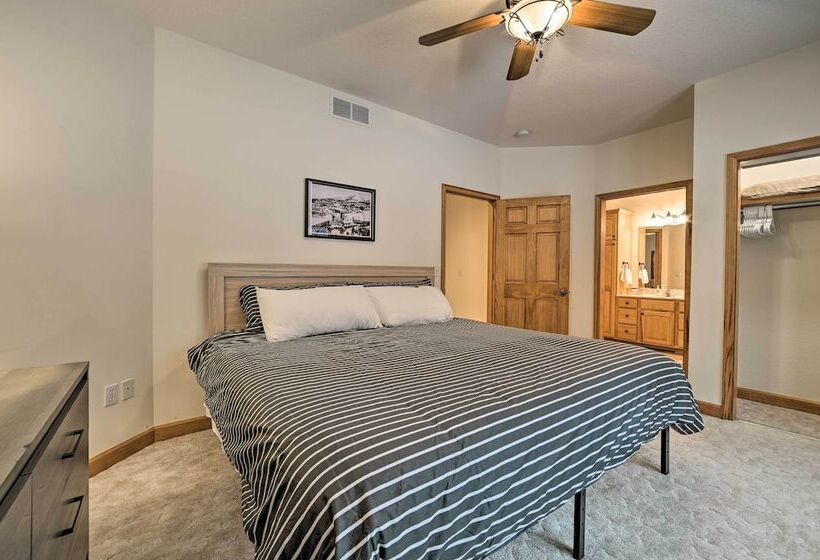 Huge Bellaire Home On Cedar River Golf Course