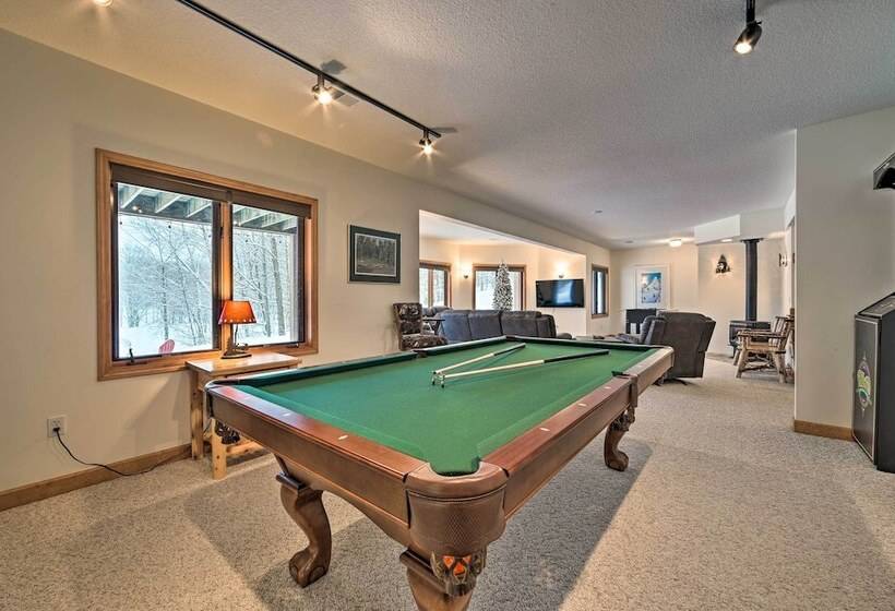 Huge Bellaire Home On Cedar River Golf Course