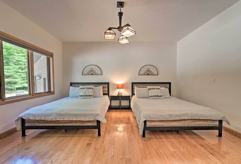 Huge Bellaire Home On Cedar River Golf Course