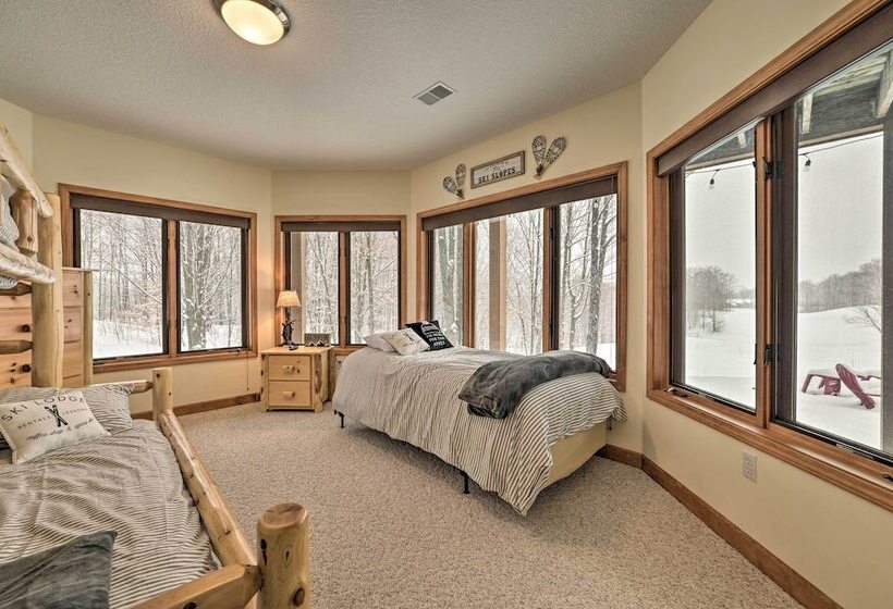 Huge Bellaire Home On Cedar River Golf Course