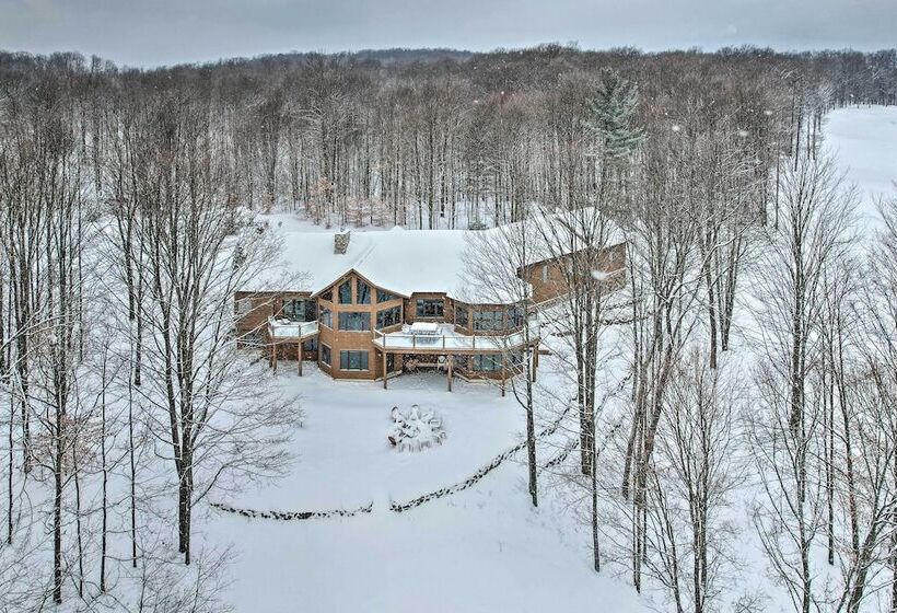 Huge Bellaire Home On Cedar River Golf Course