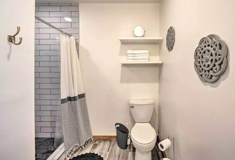 Lakefront Daingerfield Retreat W/ Shared Dock!