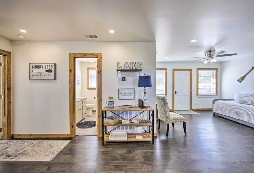 Lakefront Daingerfield Retreat W/ Shared Dock!