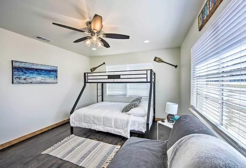 Lakefront Daingerfield Retreat W/ Shared Dock!