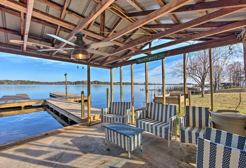 Lakefront Daingerfield Retreat W/ Shared Dock!
