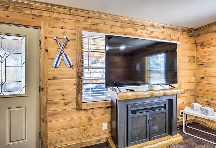 Lakefront Daingerfield Retreat W/ Shared Dock!