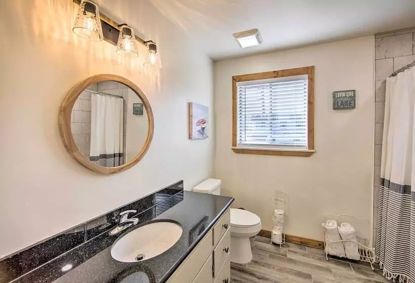 Lakefront Daingerfield Retreat W/ Shared Dock!