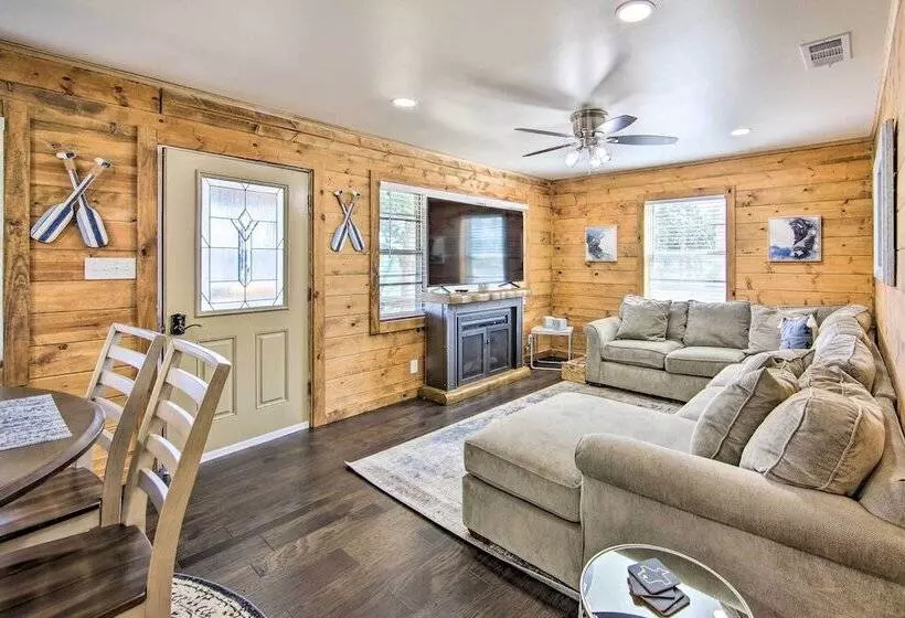 Lakefront Daingerfield Retreat W/ Shared Dock!