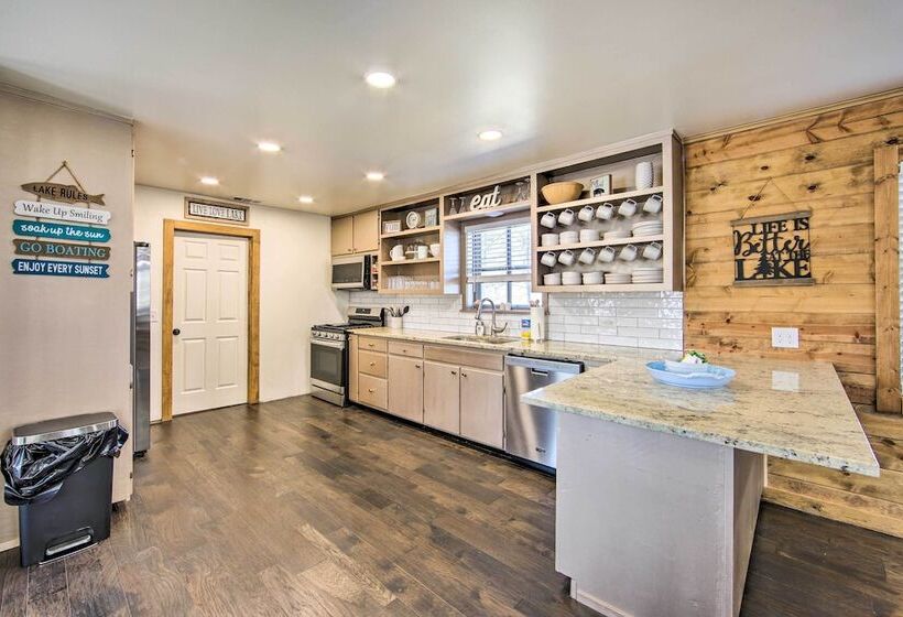 Lakefront Daingerfield Retreat W/ Shared Dock!