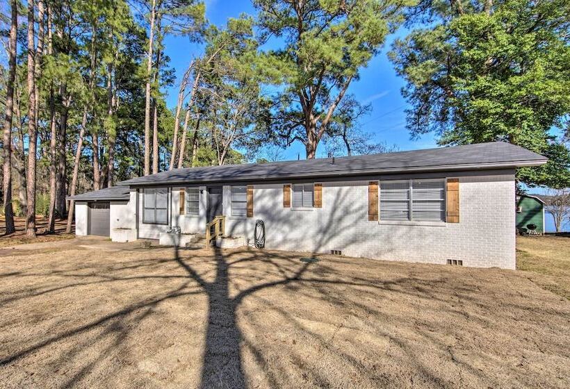 Lakefront Daingerfield Retreat W/ Shared Dock!