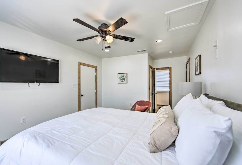 Lakefront Daingerfield Retreat W/ Shared Dock!