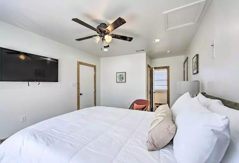 Lakefront Daingerfield Retreat W/ Shared Dock!