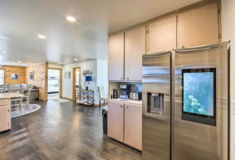 Lakefront Daingerfield Retreat W/ Shared Dock!