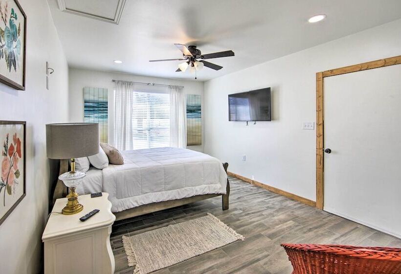 Lakefront Daingerfield Retreat W/ Shared Dock!