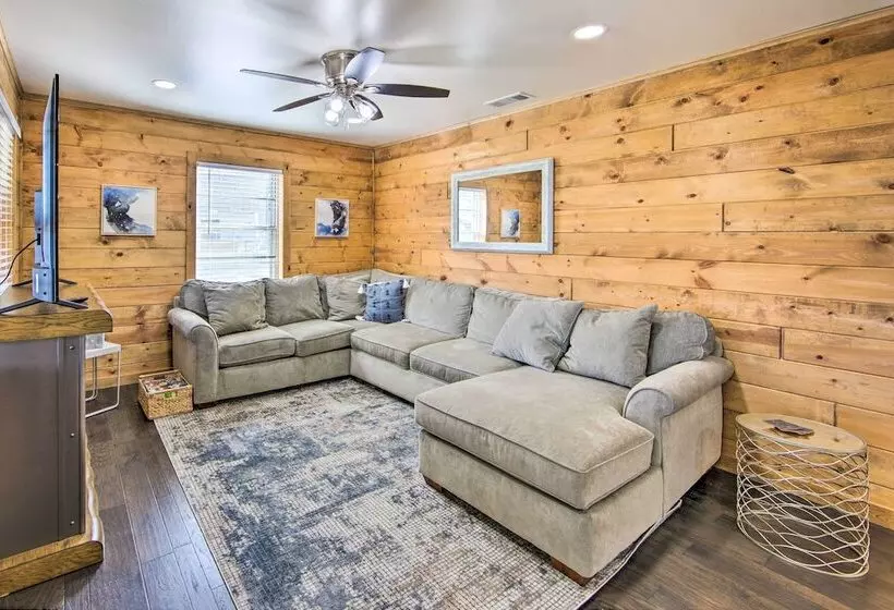 Lakefront Daingerfield Retreat W/ Shared Dock!