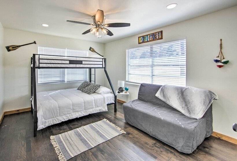 Lakefront Daingerfield Retreat W/ Shared Dock!